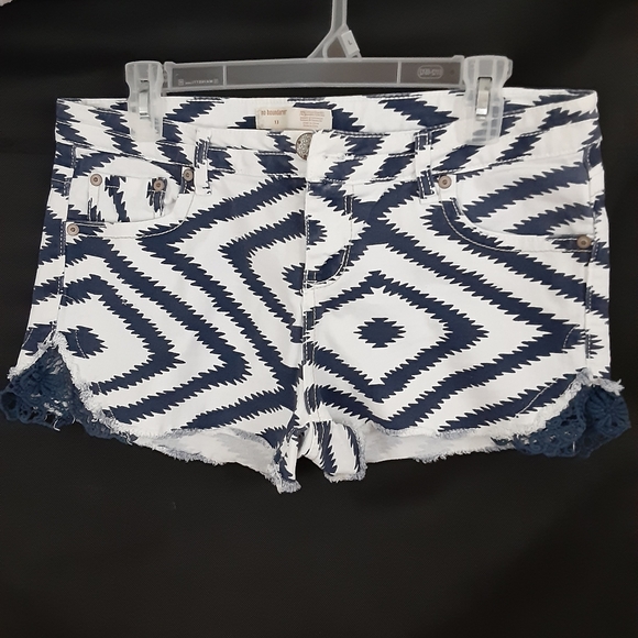 No Boundaries Blue and White Pattern Shorts Sz 13 - Picture 4 of 6
